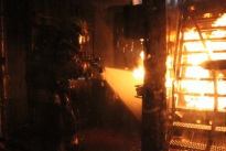 Feuer löschen im dicken Rauch
