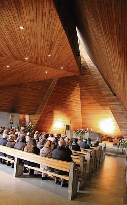Eine schräge Kirche feiert Geburtstag 